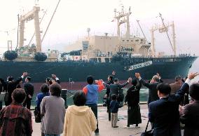 5 Japanese whaling ships set sail for Antarctica